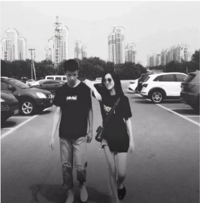 莉哥被封杀虎牙平台损失评估_虎牙主播莉哥OvO戏唱国歌违法事件_抖音网红莉哥黑料照片,